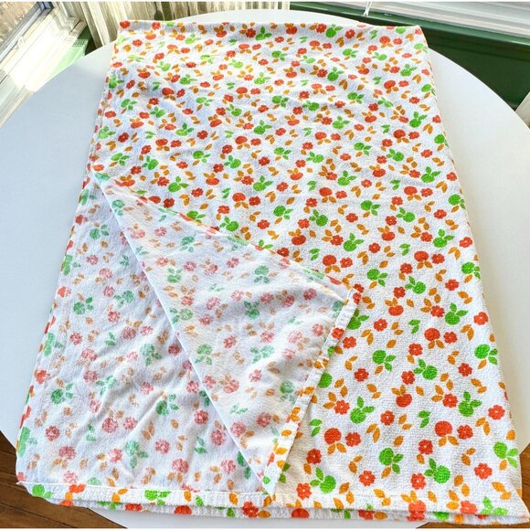 Vintage 70s beach towel, novelty print, red green orange apples, oversized - Picture 3 of 9